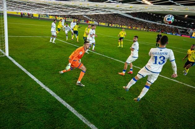 251013 Goalkeeper Arijanet Muric sees Dion Gallapeni of Kosovo head the ball away from goal during the FIFA World Cup Qualifier football match between Sweden and Kosovo on October 13, 2025 in Gothenburg Photo Joel Marklund BILDBYRAN kod JM JM0741 bbeng fotboll football soccer fotball vm kval kval fifa world cup qualifier qualifier qualification sverige sweden sverige a kosovo  Copyright: JOELxMARKLUND BB251013JM170