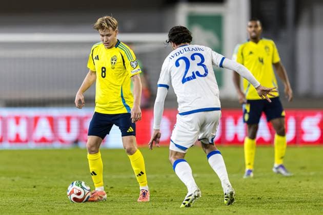 251013 Daniel Svensson of Sweden and Leon Avdullahu of Kosovo during the FIFA World Cup Qualifier football match between Sweden and Kosovo on October 13, 2025 in Gothenburg Photo Michael Erichsen BILDBYRAN COP 89 JM0741 bbeng fifa world cup qualifier football fotball fotboll kosovo kval qualification qualifier soccer sverige sverige a sweden vm kval  Copyright: MICHAELxERICHSEN BB251013MI106