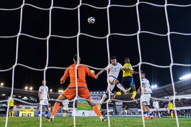 251013 Goalkeeper Arijanet Muric and Albian Hajdari of Kosovo are being challenged by Alexander Isak of Sweden during the FIFA World Cup Qualifier football match between Sweden and Kosovo on October 13, 2025 in Gothenburg Photo Joel Marklund BILDBYRAN kod JM JM0741 bbeng fotboll football soccer fotball vm kval kval fifa world cup qualifier qualifier qualification sverige sweden sverige a kosovo  Copyright: JOELxMARKLUND BB251013JM174