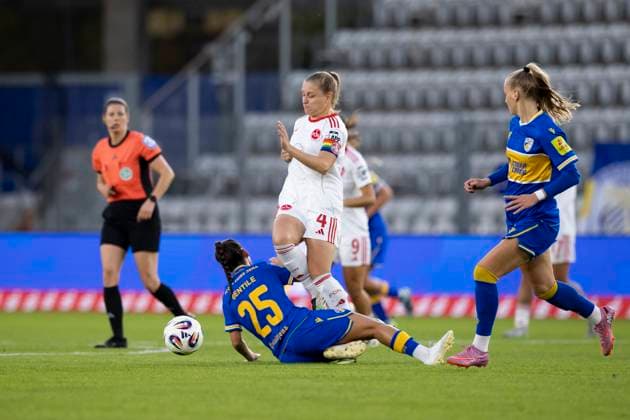 Google Pixel Womens Bundesliga FC Carl Zeiss Jena vs 1 FC Nürnberg Jena 13 10 2025 Noemi Gentile 25 FC Carl Zeiss Jena vs Luisa Guttenberger 4 1 FC Nürnberg Google Pixel Womens Bundesliga FC Carl Zeiss Jena vs 1 FC Nürnberg ad hoc arena at Ernst Abbe Sportfeld 13 10 2025 Copyright: xBEAUTIFULxSPORTS Duehringx