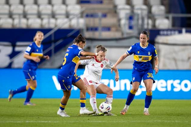 Google Pixel Womens Bundesliga FC Carl Zeiss Jena vs 1 FC Nürnberg Jena 13 10 2025 Nastassja Lein 24 1 FC Nürnberg vs Noemi Gentile 25 FC Carl Zeiss Jena left and Elena Mühlemann 30 FC Carl Zeiss Jena right Google Pixel Womens Bundesliga FC Carl Zeiss Jena vs 1 FC Nürnberg ad hoc arena at Ernst Abbe Sportfeld 13 10 2025 Copyright: xBEAUTIFULxSPORTS Duehringx