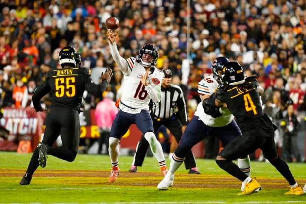 Oct 13, 2025: Chicago Bears QB 18 Caleb Williams passes the football during the Washington Commanders game against the Chicago Bears at Northwest Stadium in Landover, MD. CSM Landover United States of America - ZUMAc04_ 20251013_zma_c04_059 Copyright: xJustinxCooperx