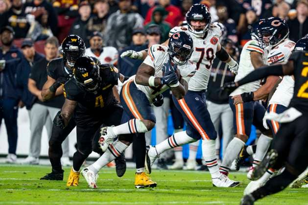 Chicago Bears running back D Andre Swift (4) attempt to convert a third down in the second quarter of a game against the Washington Commanders at Northwest Stadium in Landover, Maryland on Monday, October 13, 2025.  WAP20251013316 BONNIExCASH
