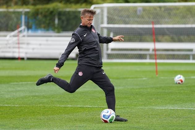 Canada v Colombia - International Friendly, Länderspiel, Nationalmannschaft Match Training Practice Jesse Marsch Head Coach of Canada during the Training Practice before the International Friendly match between Canada and Colombia at Red Bull Arena. on October 14, 2025 in Harrison, Nueva Jersey. (Photo by Leonardo Ramirez Eyepix Group) Copyright: xLeonardoxRamirezx xEyepixxGroupx LR-13102025-04142