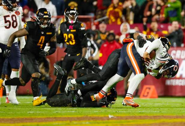 Oct 13, 2025: Chicago Bears QB 18 Caleb Williams is sacked during the Washington Commanders game against the Chicago Bears at Northwest Stadium in Landover, MD. CSM Landover United States of America - ZUMAc04_ 20251013_zma_c04_070 Copyright: xJustinxCooperx