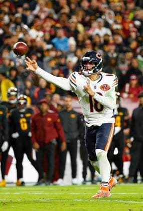 Oct 13, 2025: Chicago Bears QB 18 Caleb Williams passes the ball during the Washington Commanders game against the Chicago Bears at Northwest Stadium in Landover, MD. CSM Landover United States of America - ZUMAc04_ 20251013_zma_c04_091 Copyright: xJustinxCooperx