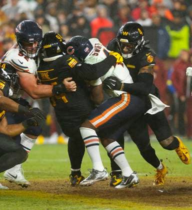 Oct 13, 2025: Chicago Bears RB 4 D Andre Swift is bottled up during the Washington Commanders game against the Chicago Bears at Northwest Stadium in Landover, MD. CSM Landover United States of America - ZUMAc04_ 20251013_zma_c04_095 Copyright: xJustinxCooperx