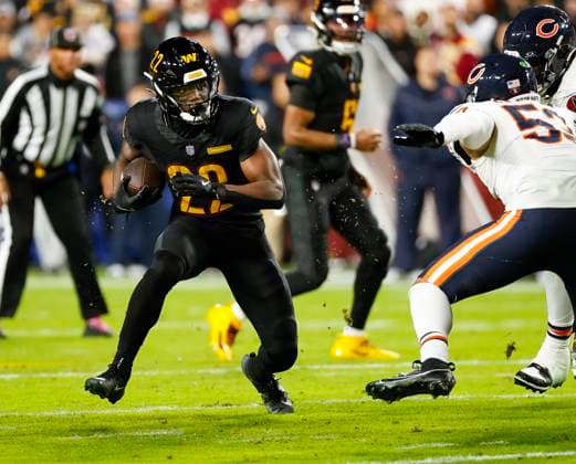 Oct 13, 2025: Washington Commanders RB 22 Jacory Croskey-Merritt runs with the ball during the Washington Commanders game against the Chicago Bears at Northwest Stadium in Landover, MD. CSM Landover United States of America - ZUMAc04_ 20251013_zma_c04_112 Copyright: xJustinxCooperx