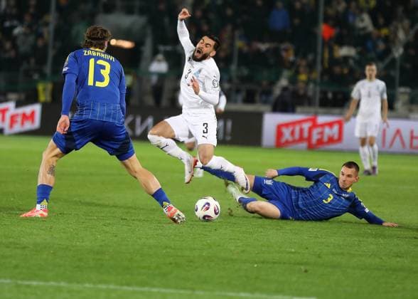 Ukraine v Azerbaijan - FIFA World Cup, WM, Weltmeisterschaft, Fussball 2026 European Qualifiers, Group D Elvin Jafarguliyev from Azerbaijan is in action, challenged by Bohdan Mykhailichenko from Ukraine during the 2026 FIFA World Cup qualifying match between the national teams of Ukraine (blues) and Azerbaijan (whites) at the Cracovia Stadium in Krakow, Poland, on October 13, 2025. Krakow Poland  Copyright: xKlaudiaxRadeckax originalFilename:radecka-fifaworl251013_npNa7.jpg