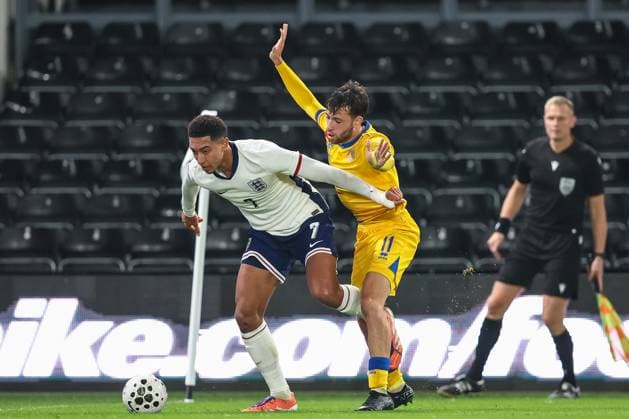England v Andorra - 2027 UEFA European Under-21 Championship Qualifier Jobe Bellingham of England holds off Nil Boutarfas of Andorra during the UEFA Under 21 Group D Qualifier match between England and Andorra at Pride Park in Derby, England, on October 13, 2025. Derby Derbyshire United Kingdom  Copyright: xMIxNewsx originalFilename:fletcher-englandv251013_np4Ye.jpg