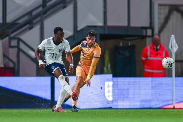 England v Andorra - 2027 UEFA European Under-21 Championship Qualifier Jamie Gittens of England fires the ball past Nil Boutarfas of Andorra during the UEFA Under 21 Group D Qualifier match between England and Andorra at Pride Park in Derby, England, on October 13, 2025. Derby Derbyshire United Kingdom  Copyright: xMIxNewsx originalFilename:fletcher-englandv251013_npjRe.jpg