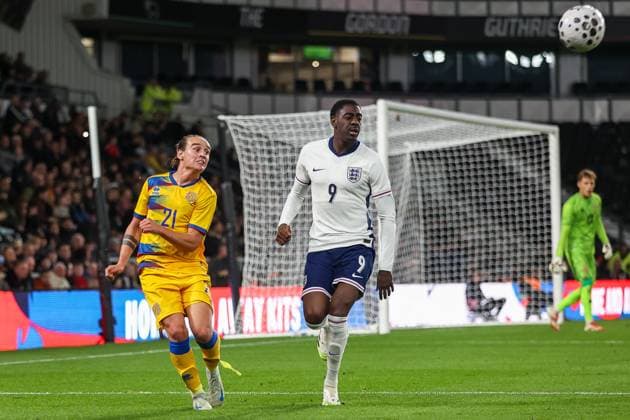 England v Andorra - 2027 UEFA European Under-21 Championship Qualifier Marc Rodriguez of Andorra defends as Divin Mubama of England races in during the UEFA Under 21 Group D Qualifier match between England and Andorra at Pride Park in Derby, England, on October 13, 2025. Derby Derbyshire United Kingdom  Copyright: xMIxNewsx originalFilename:fletcher-englandv251013_np5ut.jpg