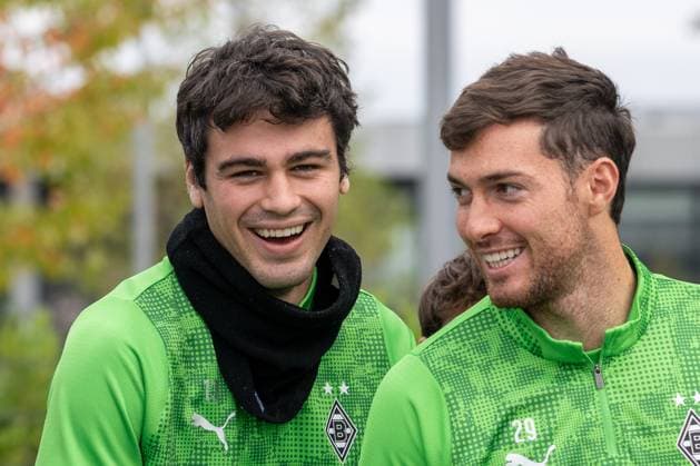 14 10 2025, Soccer 1 Bundesliga, Season 2025 2026, public training, Borussia Moenchengladbach at the training ground at Borussia Park Tim Kleindienst Borussia Moenchengladbach, 11 and Joe Scally Borussia Moenchengladbach, 29 are in a good mood Photo Kirchner Media Thomas Haesler Copyright: xKirchner-Media ThomasxHaeslerx