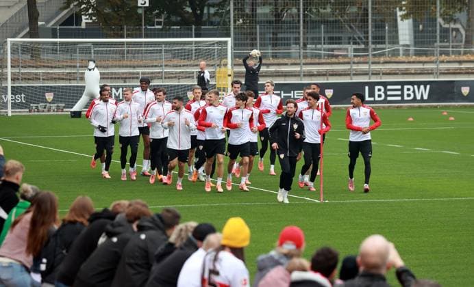 14 10 25 VfB Stuttgart training Germany, Stuttgart, 14 10 2025, Football, Bundesliga, VfB Stuttgart training team players running