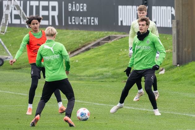 14 10 2025, Soccer 1 Bundesliga, Season 2025 2026, public training, Borussia Moenchengladbach at the training ground at Borussia Park Passing game between Florian Neuhaus Borussia Moenchengladbach, 10 and Fritz Fleck Borussia Moenchengladbach, 24 Wael Mohya Borussia Moenchengladbach, 36 and Moritz Nicolas Borussia Moenchengladbach, 33 Photo Kirchner Media Thomas Haesler Copyright: xKirchner-Media ThomasxHaeslerx