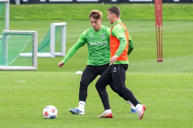 14 10 2025, Soccer 1 Bundesliga, Season 2025 2026, public training, Borussia Moenchengladbach at the training ground at Borussia Park duel between Luca Netz Borussia Moenchengladbach, 20 and Jan Urbich Borussia Monechengladbach, 40 Photo Kirchner Media Thomas Haesler Copyright: xKirchner-Media ThomasxHaeslerx