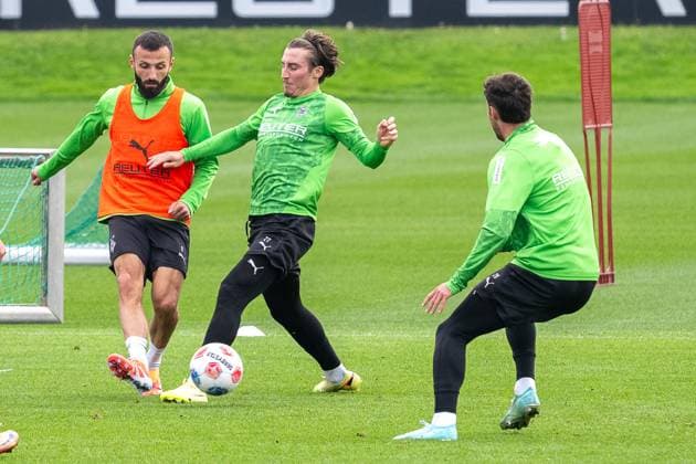 14 10 2025, Soccer 1 Bundesliga, Season 2025 2026, public training, Borussia Moenchengladbach at the training ground at Borussia Park duel between Franck Honorat Borussia Moenchengladbach, 09 and Rocco Reitz Borussia Monechengladbach, 27 In front of Joe Scally Borussia Moenchengladbach, 29 Photo Kirchner Media Thomas Haesler Copyright: xKirchner-Media ThomasxHaeslerx