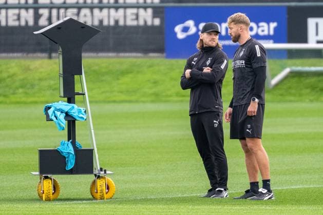 14 10 2025, Soccer 1 Bundesliga, Season 2025 2026, public training, Borussia Moenchengladbach at the training ground at Borussia Park Tactics discussion between Eugen Polanski Borussia Moenchengladbach, coach and Tobias Troulsen Borussia Moenchengladbach, co-coach Photo Kirchner Media Thomas Haesler Copyright: xKirchner-Media ThomasxHaeslerx