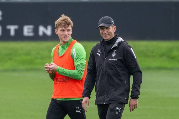 14 10 2025, Soccer 1 Bundesliga, Season 2025 2026, public training, Borussia Moenchengladbach at the training ground at Borussia Park Luca Netz Borussia Moenchengladbach, 20 and Guido Streichsbier Borussia Moenchengladbach, Co Trainer in conversation Photo Kirchner Media Thomas Haesler Copyright: xKirchner-Media ThomasxHaeslerx