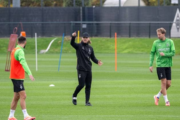 14 10 2025, Soccer 1 Bundesliga, Season 2025 2026, public training, Borussia Moenchengladbach at the training ground at Borussia Park Eugen Polanski Borussia Moenchengladbach, coach gives Franck Honorat Borussia Moenchengladbach, 09 and Marvin Friedrich Borussia Moenchengladbach, 05 instructions Photo Kirchner Media Thomas Haesler Copyright: xKirchner-Media ThomasxHaeslerx