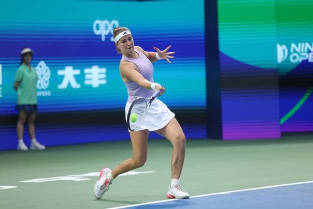 NINGBO, CHINA - OCTOBER 14: Karolina Muchova of the Czech Republic competes in the Women s Singles Round of 32 match against Marketa Vondrousova of the Czech Republic on day 2 of 2025 Ningbo Open at the Ningbo (Yinzhou) Tennis Center on October 14, 2025 in Ningbo, Zhejiang Province of China.  Copyright: xVCGx 111597140844