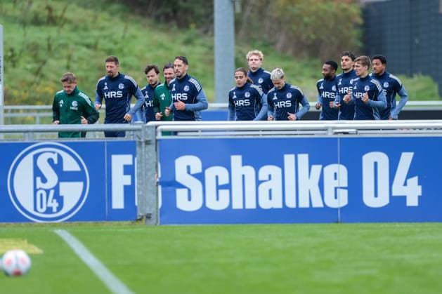 14 10 2025, Football, Season 2025 2026, Training FC Schalke 04, The S04 players warm up, from l Janik Bachmann FC Schalke 04 , Adrian Gantenbein FC Schalke 04 , Co coach Tim Hoogland FC Schalke 04 , Nikola Katic FC Schalke 04 , Mauro Zalazar FC Schalke 04 , Peter Remmert FC Schalke 04 , Finn Porath FC Schalke 04 , Moussa Sylla FC Schalke 04 , Mertcan Ayhan FC Schalke 04 , Felipe Sanchez FC Schalke 04 , Anton Donkor FC Schalke 04 , Gelsenkirchen training ground FC Schalke 04 NRW Germany xRHR PHOTO YYx Copyright: RHR-FOTOx RHR-FOTO YY