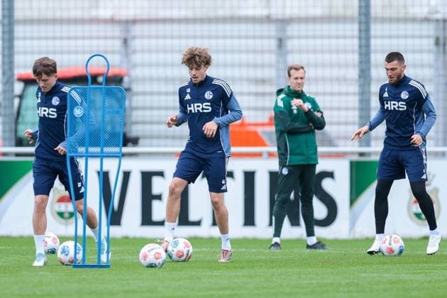 14 10 2025, Football, Season 2025 2026, Training FC Schalke 04, f l Max Grüger FC Schalke 04 , Mika Khadr FC Schalke 04 , Hasan Kurucay FC Schalke 04 , Gelsenkirchen Training ground FC Schalke 04 NRW Germany xRHR PHOTO YYx Copyright: RHR-FOTOx RHR-FOTO YY