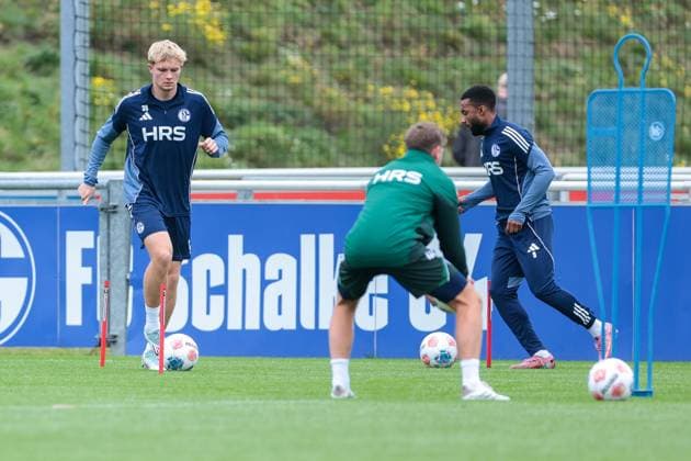 14 10 2025, Football, Season 2025 2026, Training FC Schalke 04, f l Peter Remmert FC Schalke 04 , Moussa Sylla FC Schalke 04 , Gelsenkirchen Training ground FC Schalke 04 NRW Germany xRHR PHOTO YYx Copyright: RHR-FOTOx RHR-FOTO YY