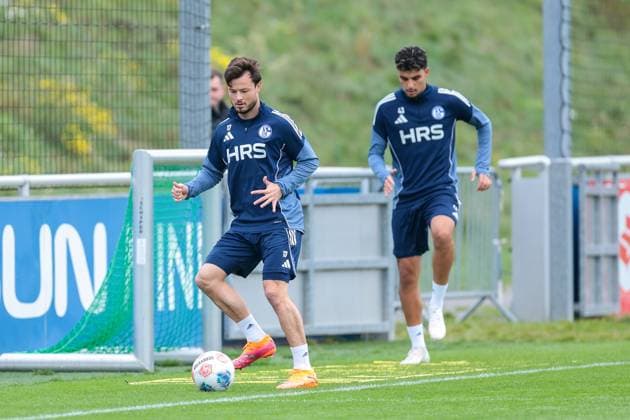14 10 2025, Football, Season 2025 2026, Training FC Schalke 04, f l Adrian Gantenbein FC Schalke 04 , Mertcan Ayhan FC Schalke 04 , Gelsenkirchen Training ground FC Schalke 04 NRW Germany xRHR PHOTO YYx Copyright: RHR-FOTOx RHR-FOTO YY