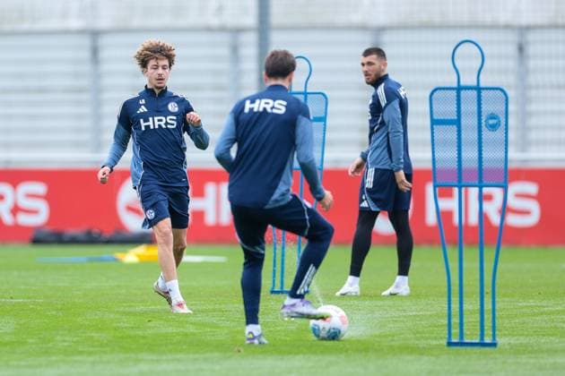 14 10 2025, Football, Season 2025 2026, Training FC Schalke 04, f l Mika Khadr FC Schalke 04 , Hasan Kurucay FC Schalke 04 , Gelsenkirchen Training ground FC Schalke 04 NRW Germany xRHR PHOTO YYx Copyright: RHR-FOTOx RHR-FOTO YY