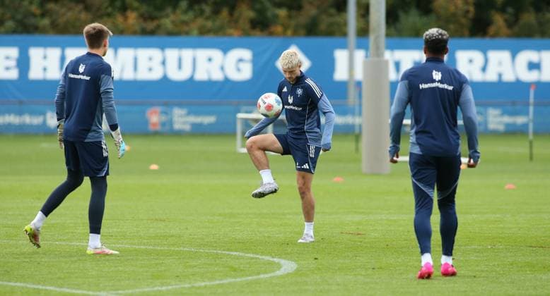 Morning training session for Bundesliga club Hamburger SV on the training pitch at the Volksparkstadion The session on Tuesday morning was the last public training session before the away game at RB Leipzig next Saturday, October 18 Noah Katterbach M Stellingen Hamburg