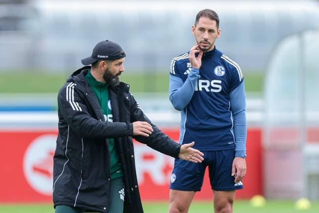 14 10 2025, Football, Season 2025 2026, Training FC Schalke 04, f l Coach Miron Muslic FC Schalke 04 gives instructions to Nikola Katic FC Schalke 04, Gelsenkirchen Training ground FC Schalke 04 NRW Germany xRHR PHOTO YYx Copyright: RHR-FOTOx RHR-FOTO YY