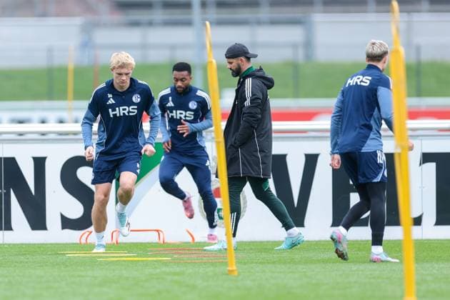 14 10 2025, Football, Season 2025 2026, Training FC Schalke 04, f l Peter Remmert FC Schalke 04 , Moussa Sylla FC Schalke 04 , Coach Miron Muslic FC Schalke 04 , Gelsenkirchen Training ground FC Schalke 04 NRW Germany xRHR PHOTO YYx Copyright: RHR-FOTOx RHR-FOTO YY