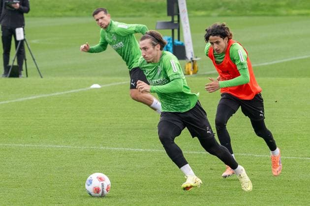 14 10 2025, Soccer 1 Bundesliga, Season 2025 2026, public training, Borussia Moenchengladbach at the training ground at Borussia Park duel between Rocco Reitz Borussia Monechengladbach, 27 and Wael Mohya Borussia Moenchengladbach, 36 Behind Kevin Stoeger Borussia Moenchengladbach, 07 Photo Kirchner Media Thomas Haesler Copyright: xKirchner-Media ThomasxHaeslerx