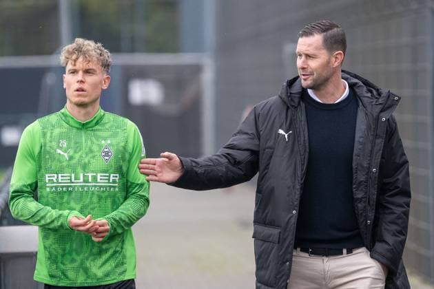 14 10 2025, Soccer 1 Bundesliga, Season 2025 2026, public training, Borussia Moenchengladbach at the training ground at Borussia Park David Zibung Borussia Moenchengladbach, Sports Coordinator License in conversation with Robin Hack Borussia Moenchengladbach, 25 Photo Kirchner Media Thomas Haesler Copyright: xKirchner-Media ThomasxHaeslerx