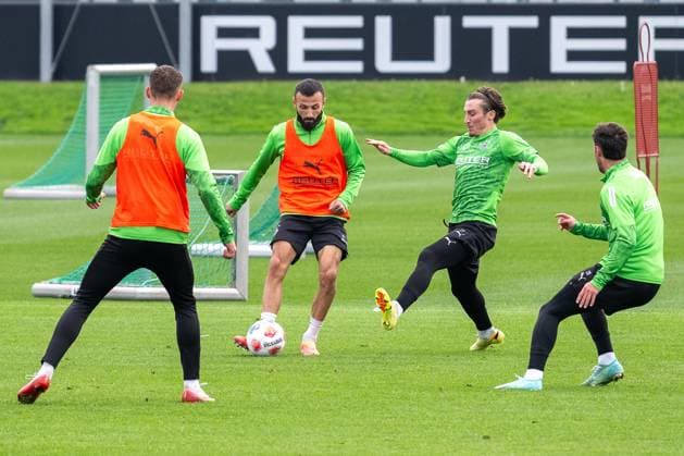 14 10 2025, Soccer 1 Bundesliga, Season 2025 2026, public training, Borussia Moenchengladbach at the training ground at Borussia Park duel between Franck Honorat Borussia Moenchengladbach, 09 and Rocco Reitz Borussia Monechengladbach, 27 Jan Urbich Borussia Monechengladbach, 40 and Joe Scally Borussia Moenchengladbach, 29 Photo Kirchner Media Thomas Haesler Copyright: xKirchner-Media ThomasxHaeslerx