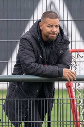 14 10 2025, Soccer 1 Bundesliga, Season 2025 2026, public training, Borussia Moenchengladbach at the training ground at Borussia Park Marcel Ndjeng Borussia Moenchengladbach, Co Coach U19 watches the training of his players at the Pfrofis Photo Kirchner Media Thomas Haesler Copyright: xKirchner-Media ThomasxHaeslerx