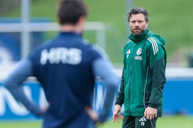 14 10 2025, Football, Season 2025 2026, Training FC Schalke 04, Co Coach Tim Hoogland FC Schalke 04 , Gelsenkirchen Training ground FC Schalke 04 NRW Germany xRHR PHOTO YYx Copyright: RHR-FOTOx RHR-FOTO YY