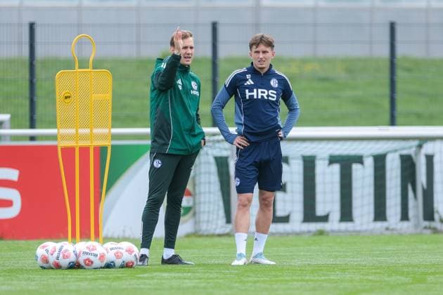 14 10 2025, Football, Season 2025 2026, Training FC Schalke 04, f l Co Coach Adin Osmanbasic FC Schalke 04 , Max Grüger FC Schalke 04 , Gelsenkirchen Training ground FC Schalke 04 NRW Germany xRHR PHOTO YYx Copyright: RHR-FOTOx RHR-FOTO YY