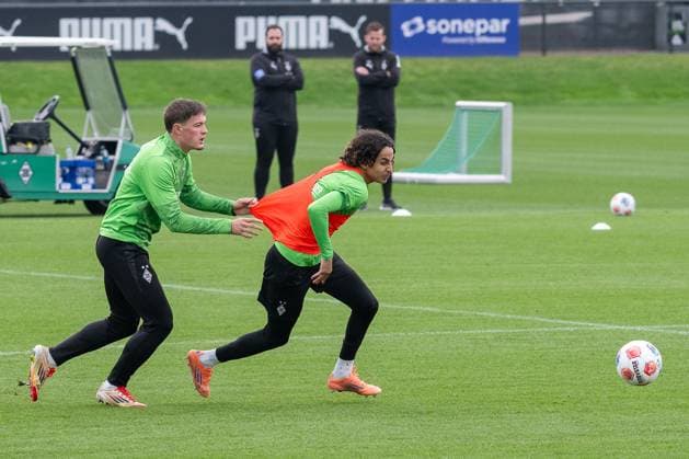 14 10 2025, Soccer 1 Bundesliga, Season 2025 2026, public training, Borussia Moenchengladbach at the training ground at Borussia Park duel between Nico Vidic Borussia Moenchengladbach, 46 and Wael Mohya Borussia Moenchengladbach, 36 Photo Kirchner Media Thomas Haesler Copyright: xKirchner-Media ThomasxHaeslerx