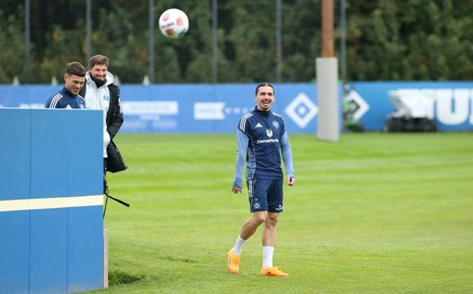 Morning training session for Bundesliga club Hamburger SV on the training pitch at the Volksparkstadion The session on Tuesday morning was the last public training session before the away game at RB Leipzig next Saturday, October 18 William Mikelbrencis, coach Merlin Polzin, Rayan Philippe v l Stellingen Hamburg