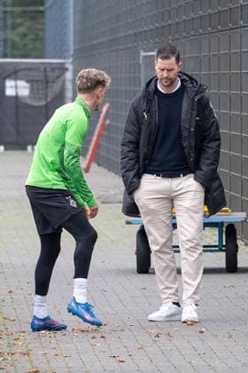 14 10 2025, Football 1 Bundesliga, Season 2025 2026, public training, Borussia Moenchengladbach at the training ground at Borussia Park David Zibung Borussia Moenchengladbach, Sports Coordinator License looks critically at the problems described by Robin Hack Borussia Moenchengladbach, 25 Photo Kirchner Media Thomas Haesler Copyright: xKirchner-Media ThomasxHaeslerx