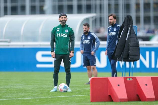 14 10 2025, Football, Season 2025 2026, Training FC Schalke 04, f l Coach Miron Muslic FC Schalke 04 , Amin Younes FC Schalke 04 , Kenan Karaman FC Schalke 04 , Gelsenkirchen Training ground FC Schalke 04 NRW Germany xRHR PHOTO YYx Copyright: RHR-FOTOx RHR-FOTO YY