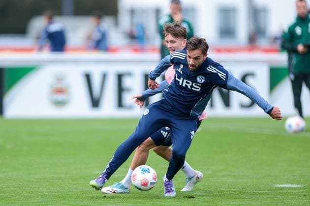 14 10 2025, Football, Season 2025 2026, Training FC Schalke 04, f l Max Grüger FC Schalke 04 , Kenan Karaman FC Schalke 04 , Gelsenkirchen Training ground FC Schalke 04 NRW Germany xRHR PHOTO YYx Copyright: RHR-FOTOx RHR-FOTO YY