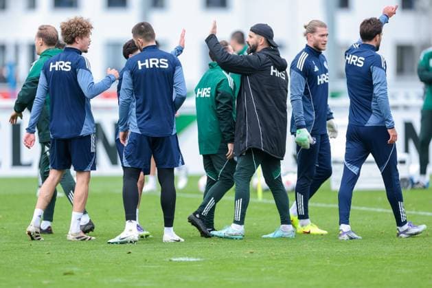 14 10 2025, Football, Season 2025 2026, Training FC Schalke 04, Coach Miron Muslic FC Schalke 04 high-fives with his team, Gelsenkirchen Training ground FC Schalke 04 NRW Germany xRHR PHOTO YYx Copyright: RHR-FOTOx RHR-FOTO YY