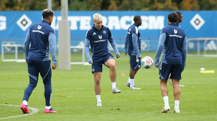 Morning training session for Bundesliga club Hamburger SV on the training pitch at the Volksparkstadion The session on Tuesday morning was the last public training session before the away game at RB Leipzig next Saturday, October 18 Noah Katterbach M Stellingen Hamburg