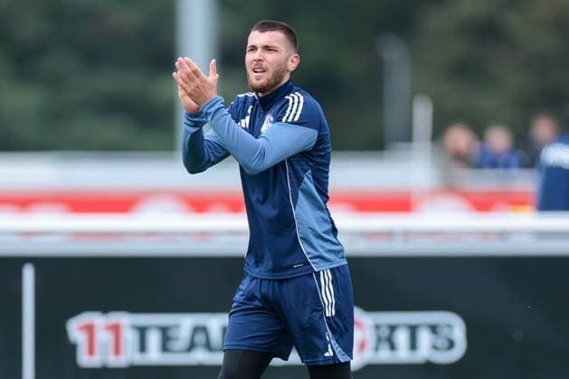 14 10 2025, Football, Season 2025 2026, Training FC Schalke 04, Hasan Kurucay FC Schalke 04 applauds, Gelsenkirchen Training ground FC Schalke 04 NRW Germany xRHR PHOTO YYx Copyright: RHR-FOTOx RHR-FOTO YY