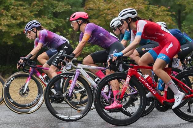 (251014) -- SHANGHAI, Oct. 14, 2025 -- Cyclists compete during Stage 1 of the UCI Women s WorldTour Tour of Chongming Island Road cycling, Rad, Radsport, Strasse race in Shanghai, east China, Oct. 14, 2025. ) (SP)CHINA-SHANGHAI-CYCLING-UCI WOMEN S WORLDTOUR-TOUR OF CHONGMING ISLAND (CN) WangxXiang 
