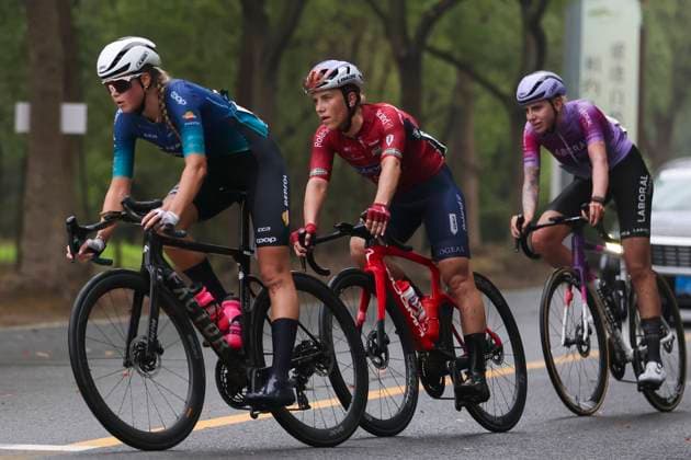 (251014) -- SHANGHAI, Oct. 14, 2025 -- Cyclists compete during Stage 1 of the UCI Women s WorldTour Tour of Chongming Island Road cycling, Rad, Radsport, Strasse race in Shanghai, east China, Oct. 14, 2025. ) (SP)CHINA-SHANGHAI-CYCLING-UCI WOMEN S WORLDTOUR-TOUR OF CHONGMING ISLAND (CN) WangxXiang 