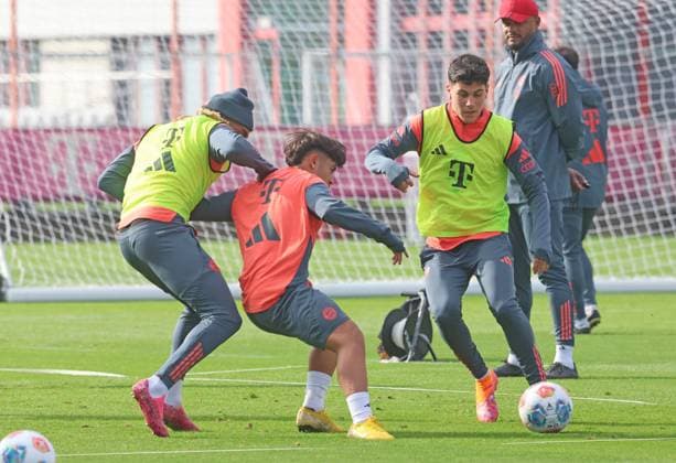 Felipe Chavez, on the ball, against 23 Sacha Boey li and , 0 Coach Vincent Kompany watches Football FC Bayern Munich training at Säbenerstrasse 14 10 2025 PHOTO Mladen Lackovic LakoPress